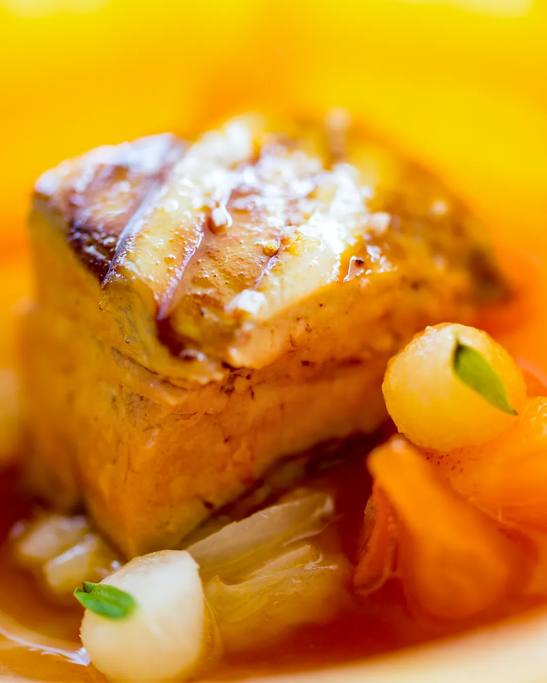 Food photo: lombo de foie gras com legumes em close